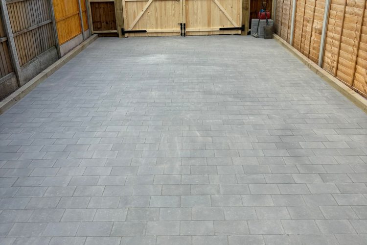 GARDEN PAVING & GATES – KINGSBURY